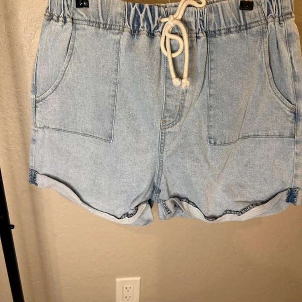No Boundaries Light Wash Elastic Drawstring Denim Shorts - Plus Size XXXL (21)